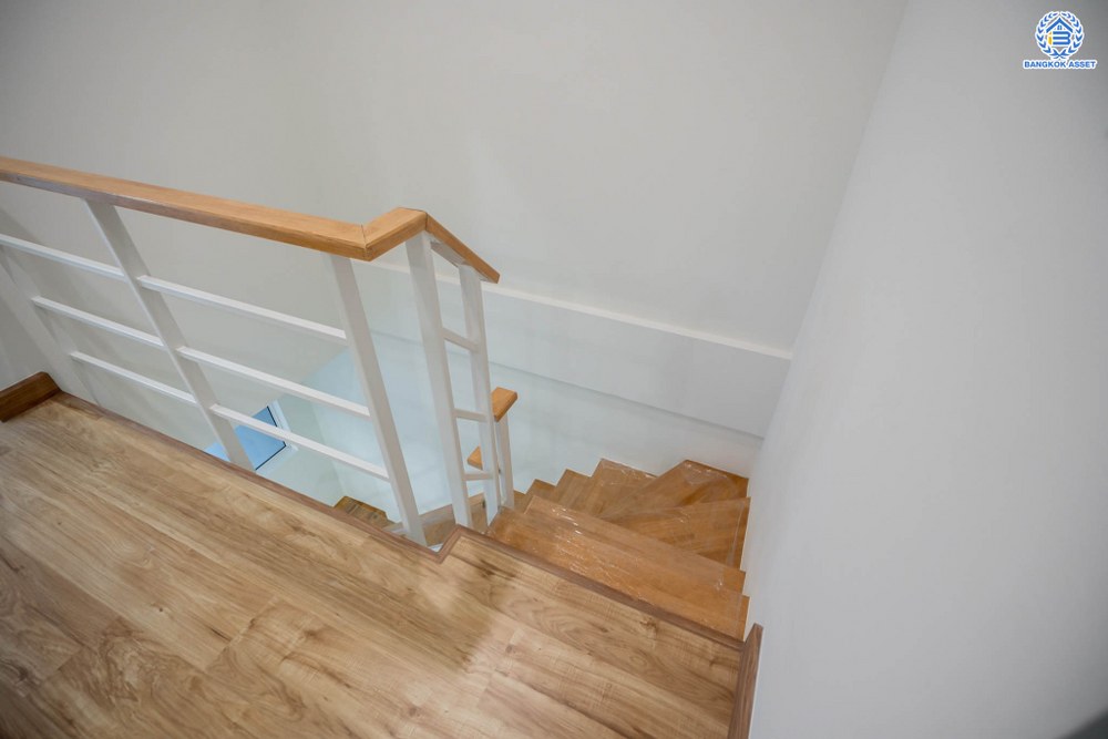 บ้านมือสองตกแต่งใหม่ โครงการ เดอะทรัสต์ทาวน์ ราชพฤกษ์-รัตนาธิเบศร์ จากแบรนด์ Q.House ทาวน์เฮ้าส์หลังใหญ่ ได้เนื้อที่กว่า 23.6 ตร.ว. ฟังก์ชัน 3 ห้องนอน 2 ห้องน้ำ 2 ที่จอดรถ ตั้งบนทำเลเชื่อมต่อใจกลางเมือง  ติดถนนราชพฤกษ์ ใกล้รถไฟฟ้าสายสีม่วง "สถานีบางรักน้อยท่าอิฐ"